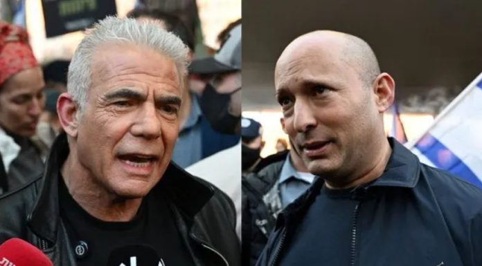 Doi foşti şefi de Guvern, Naftali Bennett şi liderul opoziţiei Yair Lapid, se unesc pentru a-l înfrânge pe Netanyahu în alegerile parlamentare din octombrie. Partidele lor, Yesh Atid şi Bennett 2026, fuzionează, anunţă Lapid