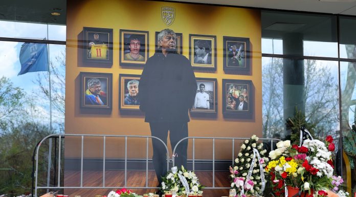 UPDATE – Mircea Lucescu a fost omagiat de 15.000 de oameni la Arena Naţională, miercuri şi joi / Familia a fost neclintită lângă catafalc şi i-a salutat pe toţi cei care au venit / Vineri, legendarul tehnician va fi înmormântat cu onoruri militare