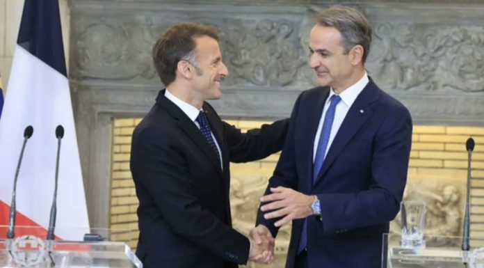 Emmanuel Macron laudă, la Atena, clauza asistenţei reciproce a UE în caz de atac, Articolul 42.7. ”Este beton”, este ”mai puternic decât Articolul 5 al Tratatului NATO”, pus sub semnul întrebării de către Trump