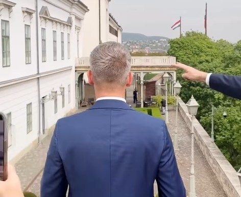 „Viaţa este cel mai mare regizor”. În timp ce vizita palatul prezidenţial, Péter Magyar l-a zărit pe Viktor Orbán la un balcon – VIDEO
