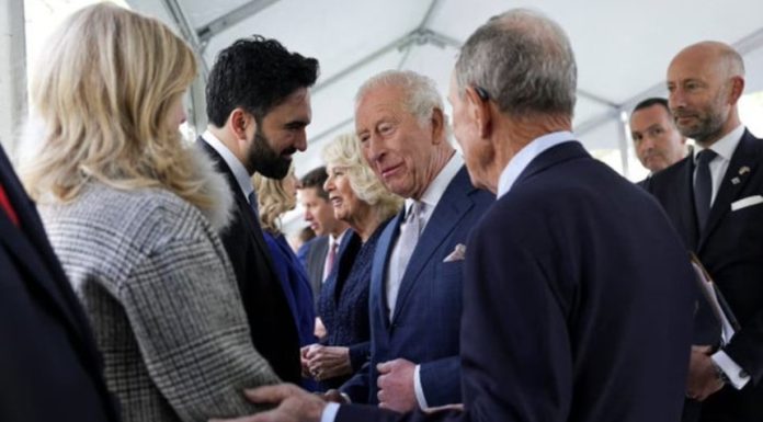 Primarul New Yorkului Zohran Mamdani îi cere regelui Charles al III-lea să înapoieze diamantul Coroanei Koh-i-Noor, de 108,5 carate, cerut de către India. Partidul antimigraţie Reform UK denunţă o ”insultă la adresa regelui nostru”