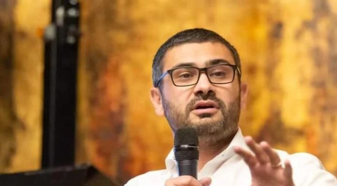 Florin Manole: Proiectul legii salarizării reduce coeficienţii pentru calculul indemnizaţiilor demnitarilor. Am propus Comisiei Europene îngheţarea în continuare a acestora, nu am vrut ca salariile demnitarilor să fie o vulnerabilitate