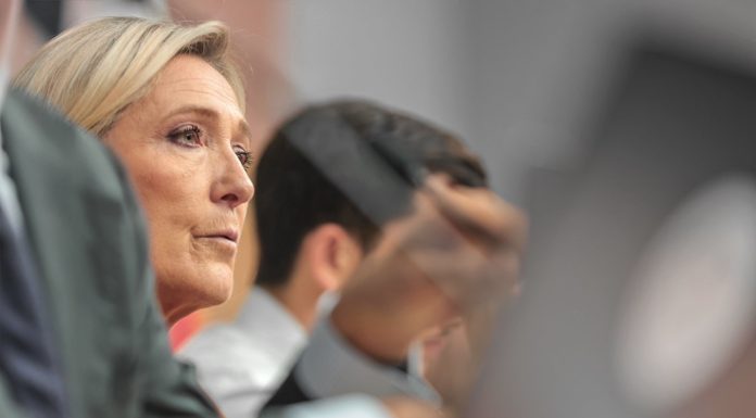 POLITICO: Marine Le Pen s-a întâlnit cu cel mai bogat om din Franţa şi cu alţi directori executivi importanţi la o cină secretă. Comunitatea franceză de afaceri încearcă de luni de zile să stabilească legături cu extrema dreaptă