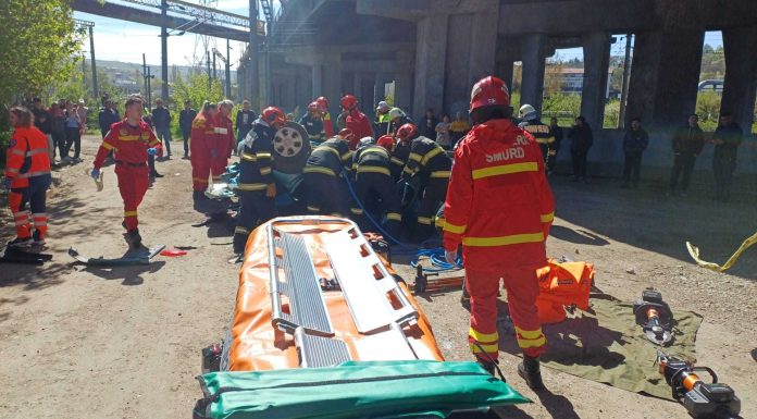 Accident rutier grav la Iaşi: autoturism căzut de pe Pasarela Bucium, după ce s-a ciocnit cu un camion/ Pompierii intervin pentru salvarea persoanelor implicate – FOTO