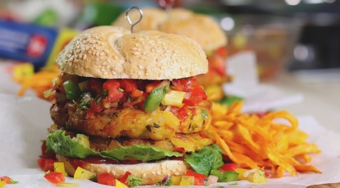 VIDEO Vierme în burger cu șantaj. Proprietarul lanțului de restaurante Ramore Fresh Food semnalează un caz izolat, cu un vierme găsit în burger, pentru care clientul l-a șantajat cu 500 euro