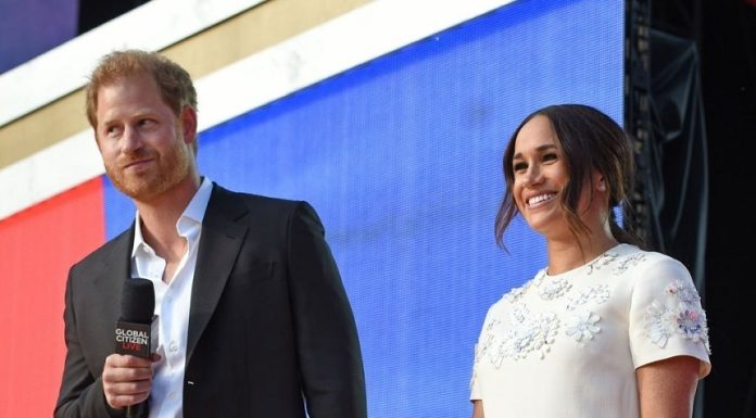Conferinţă remunerată şi vacanţă de lux în timpul vizitei în Australia: Harry şi Meghan sunt acuzaţi că vor să câştige bani