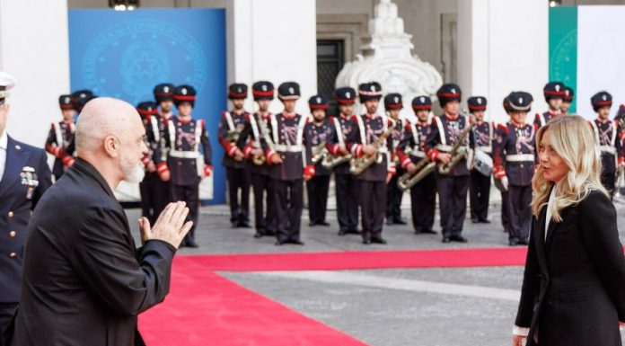 Galanterie la nivel înalt. Premierul unei țări a îngenuncheat în fața șefei Guvernului italian