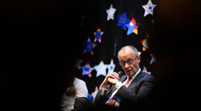 Merz sugerează Kievului, la un liceu în Germania, să accepte pierderi teritoriale într-un acord cu Rusia şi leagă aceste concesii de o aderare a Ucrainei la UE. ”Zelenski avea ideea să adere la UE la 1 ianuarie 2027. Nu funcţionează”