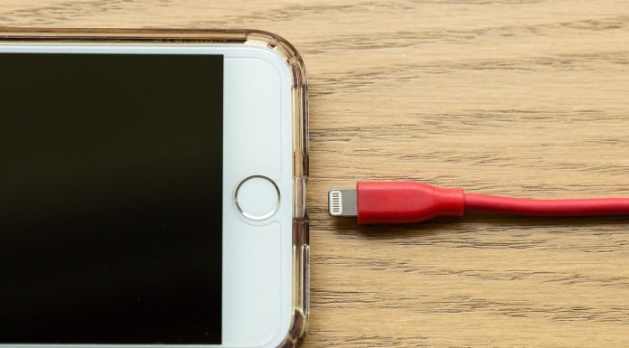 Telefoanele cu baterii detașabile revin, UE va schimba regulile