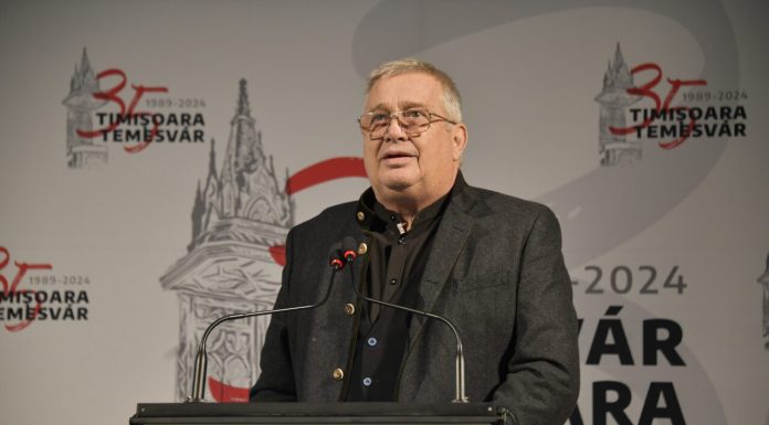 Mircea Dinescu lansează o „Invitație la un spectacol funerar”. „Știu de pe-acum rușinea ce mă paște/de-a fi slăvit de-un cârd de farisei”