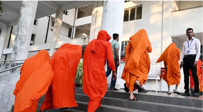 Călugări din Sri Lanka, arestaţi după ce în bagajele lor au fost descoperite 110 kg de canabis