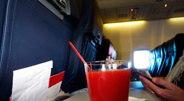 O însoțitoare de bord dezvăluie care este cea mai proastă băutură de comandat în timpul zborurilor