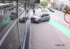 Momentul în care o mașină intră într-o frizerie din Bacău, surprins de camere. Șoferul lovise anterior o motocicletă