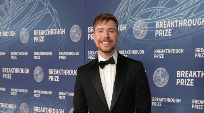 O angajată a lui MrBeast, cel mai urmărit youtuber din lume, acuză că a fost hărțuită și concediată după ce a născut