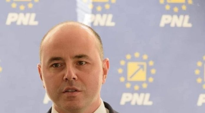 Alexandru Muraru (PNL): Am ascultat textul moţiunii PSD-AUR. Este actul oficial prin care PSD abandonează definitiv direcţia pro-europeană şi devine un partid izolaţionist