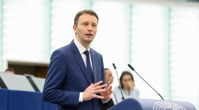 Europarlamentarul PNL Siegfried Mureşan: Prin parteneriatul cu extremiştii de la AUR, Sorin Grindeanu şi PSD intră oficial în marea familie a antieuropenilor, alături de Marine Le Pen, AFD, Viktor Orbán şi Vladimir Putin