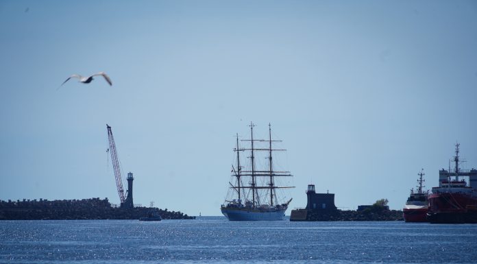 Nava-şcoală ”Mircea” a plecat din Portul Militar Constanţa în marşul internaţional de instrucţie/ Velierul urmează să ajungă la New York pentru a marca Freedom250, cea de-a 250-a aniversare a Statelor Unite – FOTO