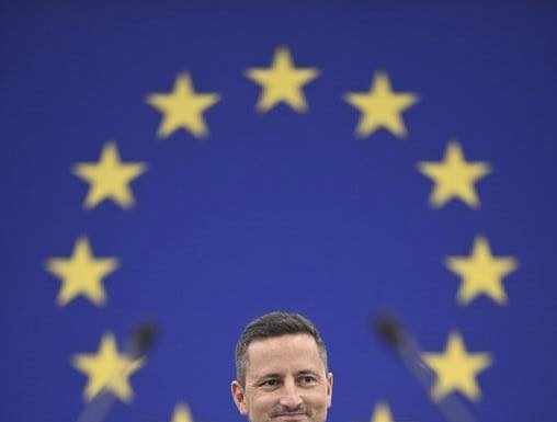 Europarlamentar român dansează pe manele în faţa Parlamentului European. Ce a vrut să transmită