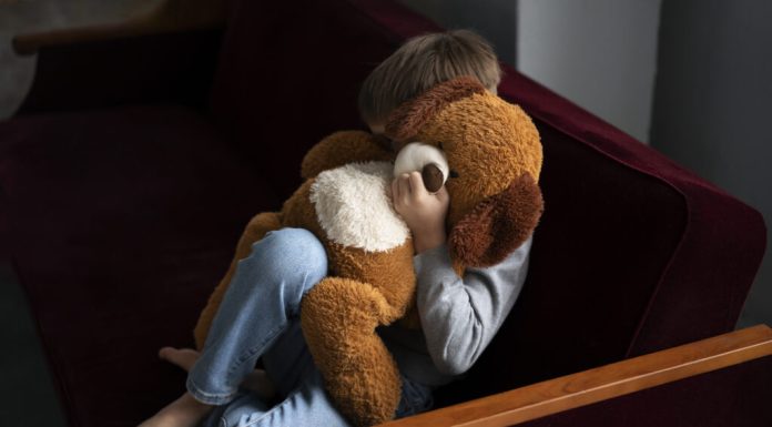 Psihologia spune că adulții crescuți fără afecțiune dezvoltă aceste patru tipare. Specialiștii le recunosc imediat