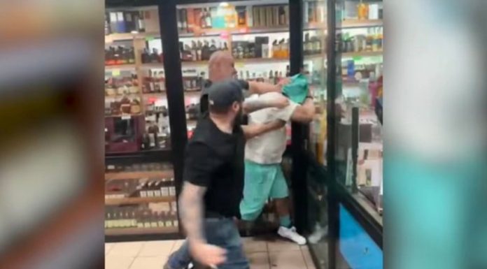 Poliţia din New York deschide o anchetă internă după ce doi poliţişti bat cu bestialitate un afroamerican, într-un magazin de alcool, în Brooklyn, pe care presa scrie că l-au luat drept un ”dealer” de droguri