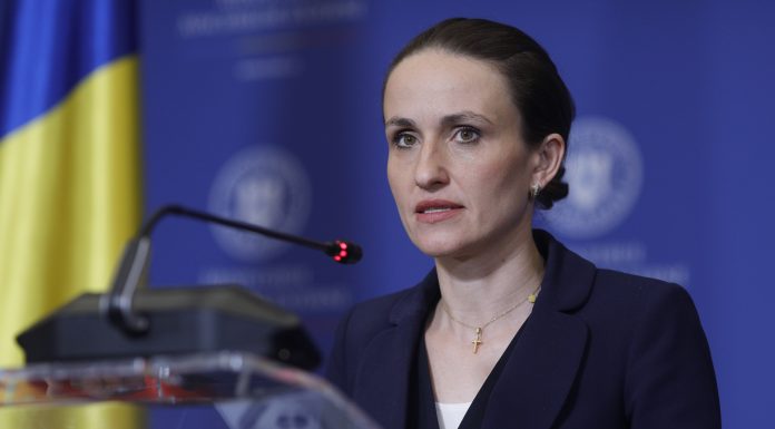 Oana Țoiu anunță declasificarea a peste 5.000 de dosare diplomatice din arhivele MAE: alegerile din mai 1990, mineriadele