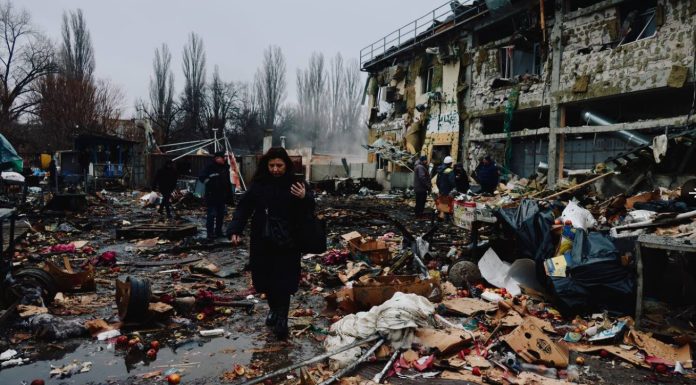 Atac masiv cu drone la Odesa: cel puțin 10 răniți, în timp ce Rusia intensifică ofensiva pe front