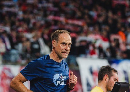 Patronul Red Bull a alergat 21 km pe o bandă de alergare în timpul meciului dintre Leipzig şi Union Berlin în scop caritabil – VIDEO