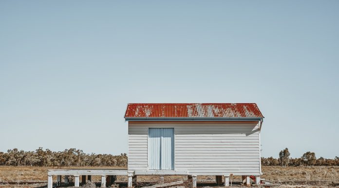 Un oraș întreg se vinde la prețul unui apartament. Cumpărătorul primește și o casă