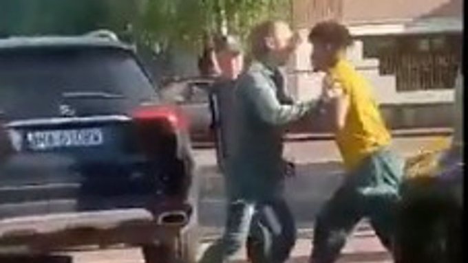 Înfrângerea doare. După eşecul cu AC Milan, jucătorul Gift Orban s-a bătut pe stradă cu un suporter al echipei Hellas Verona – VIDEO