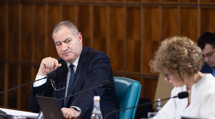 Vicepremierul Oana Gheorghiu spune că listarea CEC și vânzarea de acțiuni la Hidroelectrica și Romgaz reprezintă doar o ”listă exploratorie” pentru Guvern. Pentru banii din PNRR, Executivul propune CE doar restructurarea a 3 companii