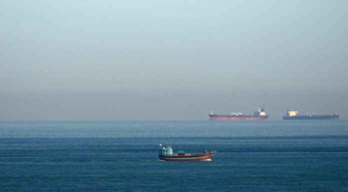 Primul petrolier neiranian care străbate Strâmtoarea Ormuz, după încetarea focului. Unde va ajunge