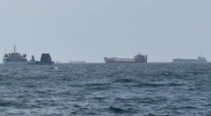 Primele imagini cu blocada navelor din Strâmtoarea Ormuz. Apoximativ 800 de vase sunt prinse pe ruta maritimă