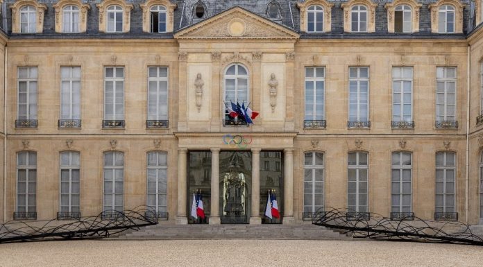 Poliţia franceză a vrut să facă percheziţii în Palatul Elysée pentru a investiga acuzaţii de favoritism şi corupţie, dar nu a primit permisiunea să intre. Cazul vizează contracte legate de ceremoniile comemorative din Paris