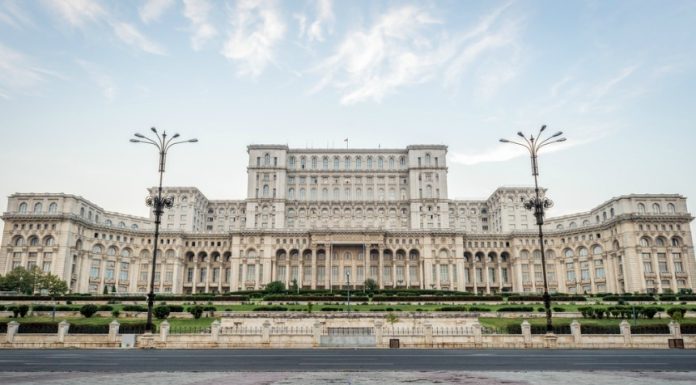 Palatul Parlamentului, iluminat sâmbătă în albastru, pentru a marca Ziua Internaţională a Bolii Parkinson