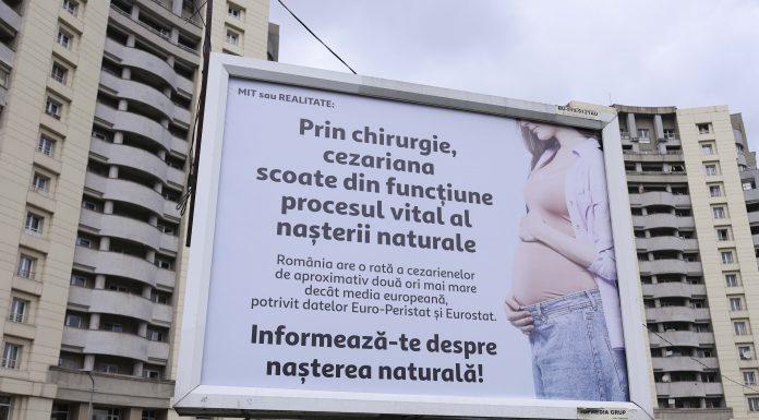 Autoritățile au fost sesizate pentru panourile despre cezariană apărute în București