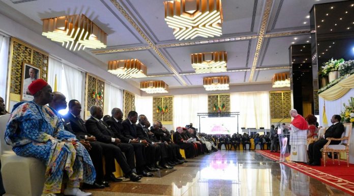 Papa, atacat din nou de Trump, declară în Camerun că „bogaţii şi puternicii” ameninţă pacea. El condamnă violenţa şi corupţia în faţa unui preşedinte aflat la putere de peste patru decenii. Leon al XIV-lea întreprinde un turneu complicat în Africa