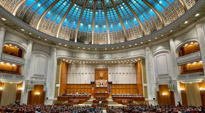 Reuters: PSD se aliază cu opoziția de extremă dreapta pentru a răsturna coaliția pro-europeană. Votul ar putea avea loc pe 5 mai