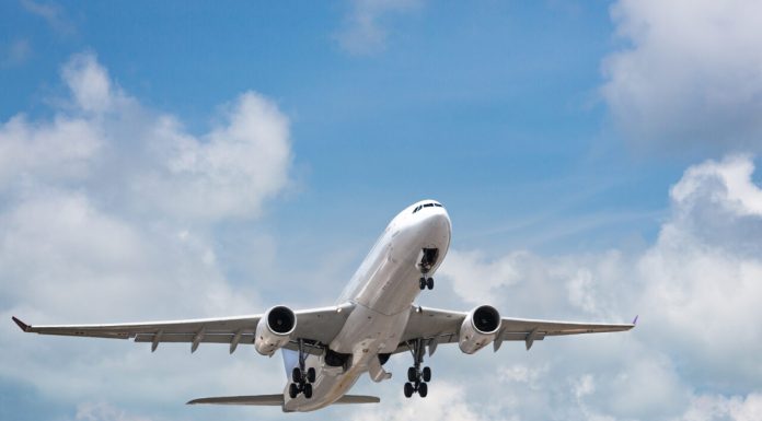 Un avion care zbura din Sankt Petersburg spre Istanbul a aterizat de urgență în România