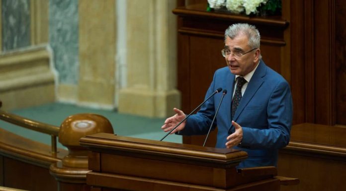 Petrișor Peiu, liderul senatorilor AUR: „Guvernul Bolojan trebuie să cadă pentru că are trei trimestre de scădere economică și pentru că a dus inflația la 10%, nu pentru că s-a certat Grindeanu cu Bolojan!”