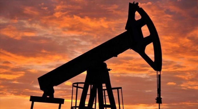 Preţurile petrolului au scăzut vineri cu peste 10% după ce Iranul a anunţat redeschiderea Strâmtorii Ormuz