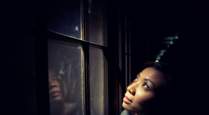 Un psiholog explică trăsăturile strâns legate de gândurile excesive din timpul nopții și de ce este, de fapt, mai ușor decât credeai să scapi de ele