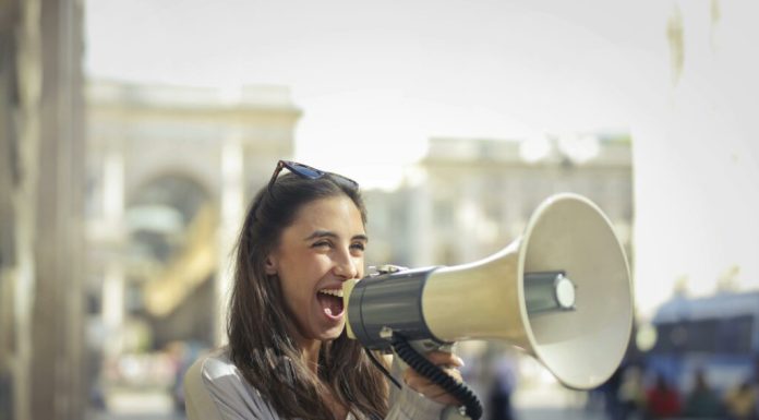 Oamenii vorbesc mai puțin decât acum 20 de ani. Ce arată un nou studiu despre conversații