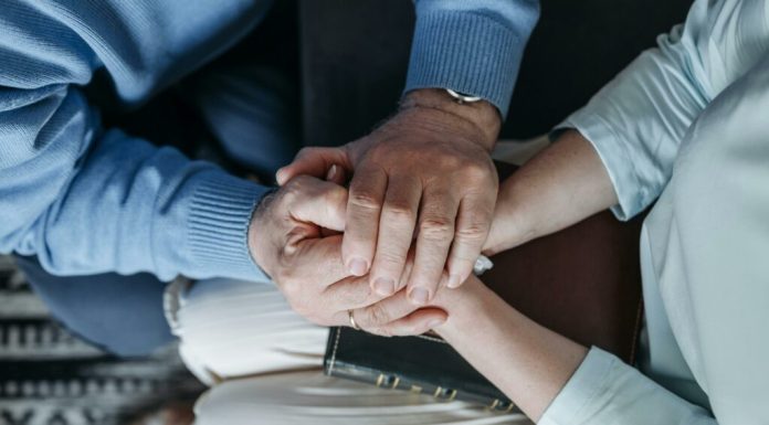 Psihologii dezvăluie gestul care te dă de gol când minți