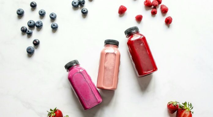 Smoothie-uri, sucuri sau fructe întregi? Care este cea mai sănătoasă modalitate de a consuma fructe?