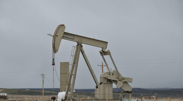 Prețul petrolului continuă să scadă pe fondul armistițiului dintre Israel și Liban