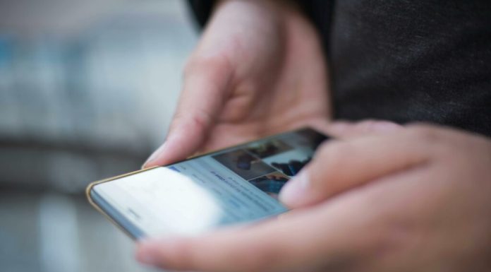 Un tânăr din Timiș, suspectat că strângea fonduri pentru uciderea unui demnitar este cercetat de polițiști