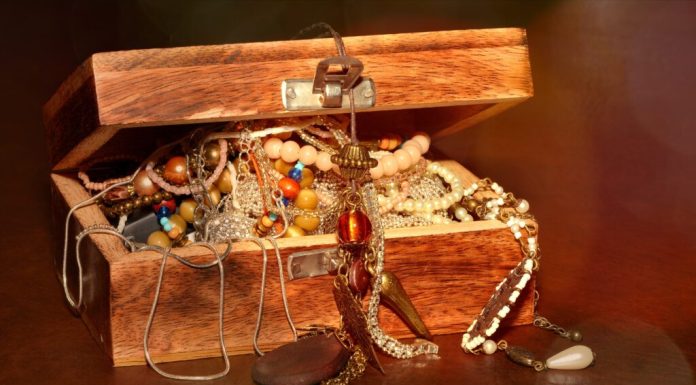 Sute de obiecte din aur îngropate sub o autostradă, descoperite de muncitori în Cehia