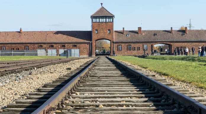 Pedeapsă inedită în Germania: un polițist a fost obligat să viziteze Auschwitz