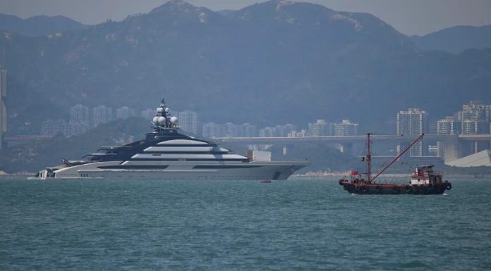 Superyachtul celui mai mare oligarh rus trece nestingherit prin Strâmtoarea Ormuz