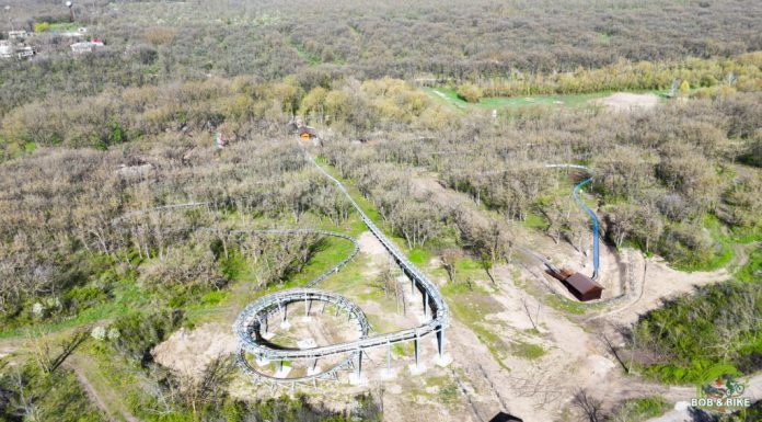 Zonă de agrement unică în România. Are piste de bob printre copaci, trasee de biciclete și un turn de cățărare
